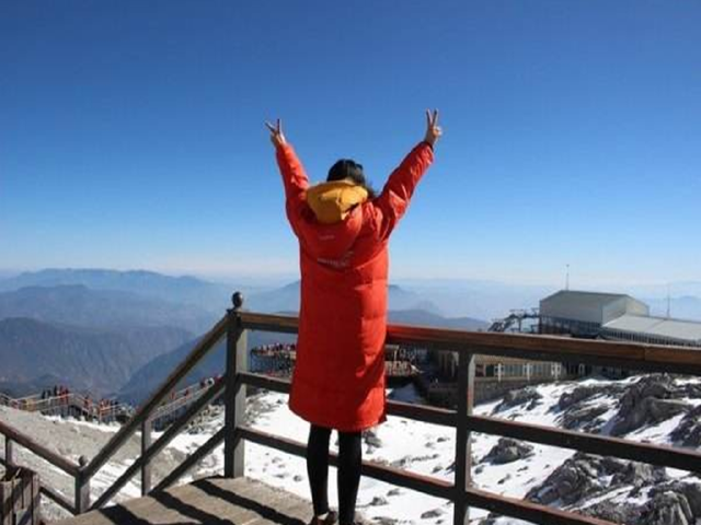 我们为您免费租用防寒服一件,赠送瓶装氧气1瓶,为挑战玉龙雪山,挑战
