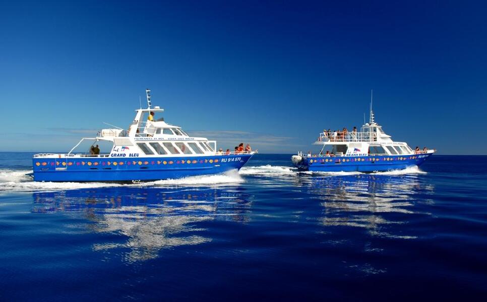  法属留尼汪岛落日巡游活动>欣赏印度洋的日落,船上有饮料与小吃,船底