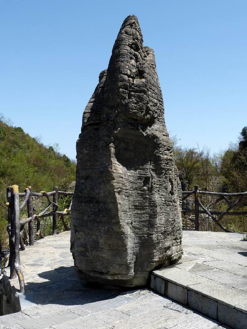 绕路前行,路中间的这块大石头挺有意思,像