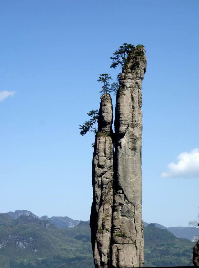 这个景点叫情侣峰