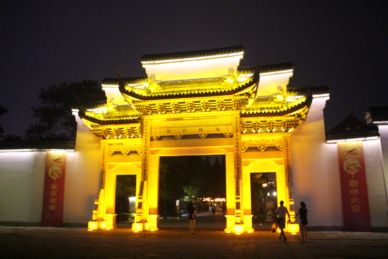 南浔景区大门,夜晚的灯光还是吸引人的.