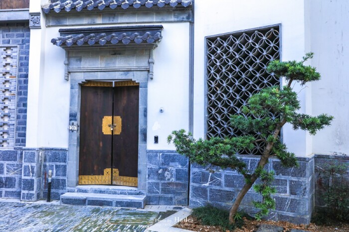 马头墙的构造为,随屋面坡度层层迭落,以斜坡长度定为若干档,墙顶挑