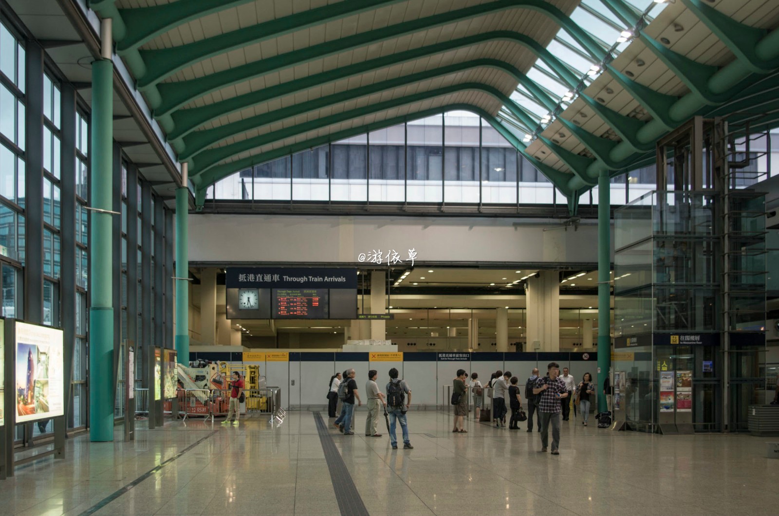 约100hkd每人) 坐火车,就在市区九龙红磡火车站,距离尖沙咀2站