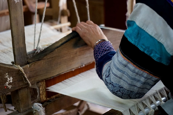 穿越了织金大峡谷,我们参观了苗族的蜡染刺绣民族民间工艺,苗族人虽然