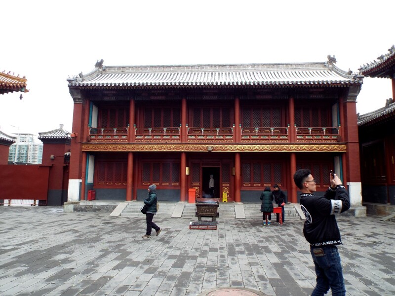 第六进院内的东西两边还各有一座面阔五楹的硬山顶两层楼阁,东面的叫"