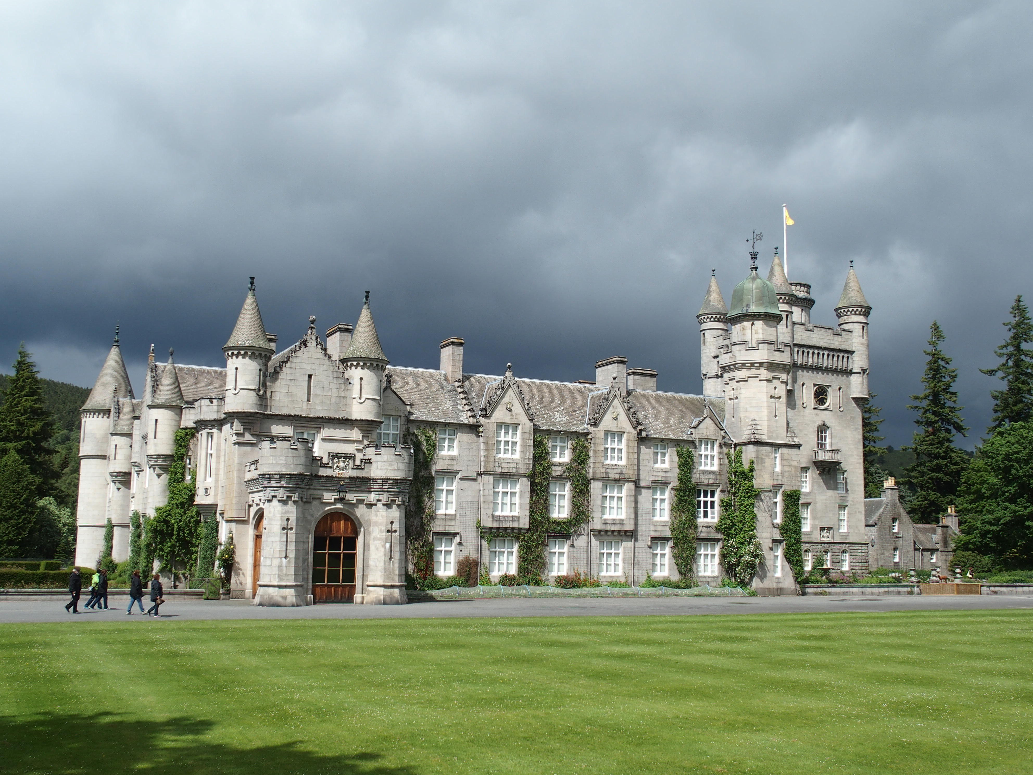 半边悬空的角塔是苏格兰城堡的特色.也炫耀着苏格兰石匠的技艺.