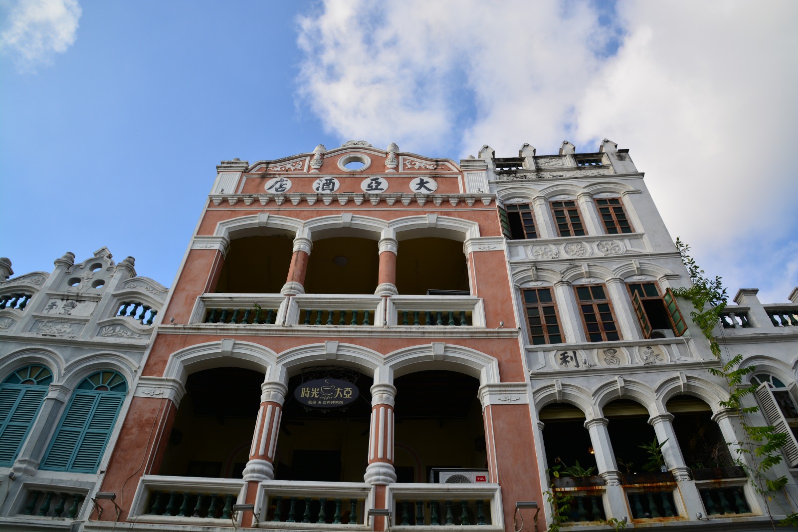 典型的南洋风格的建筑,在中山路上随处可以寻觅.