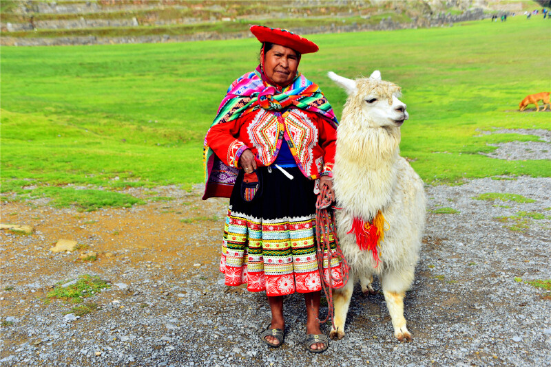 据说当年的印加人是从城堡对面的这座山包上开采的