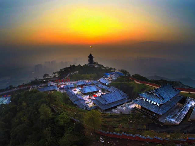 八景之一,歷史上由 明僧大智鑄鐵柱1根,長16米有餘,高插峰頂,燃燈於上