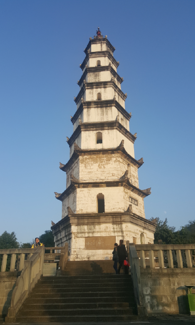 的二层檐下,"洄澜塔"三个大字遒劲有力,宝塔上面均雕刻着精美的纹饰