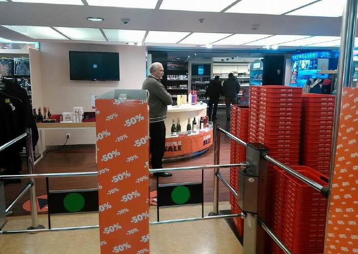 适应短途运输的需要,诗丽雅邮轮上有一个很大的超市.