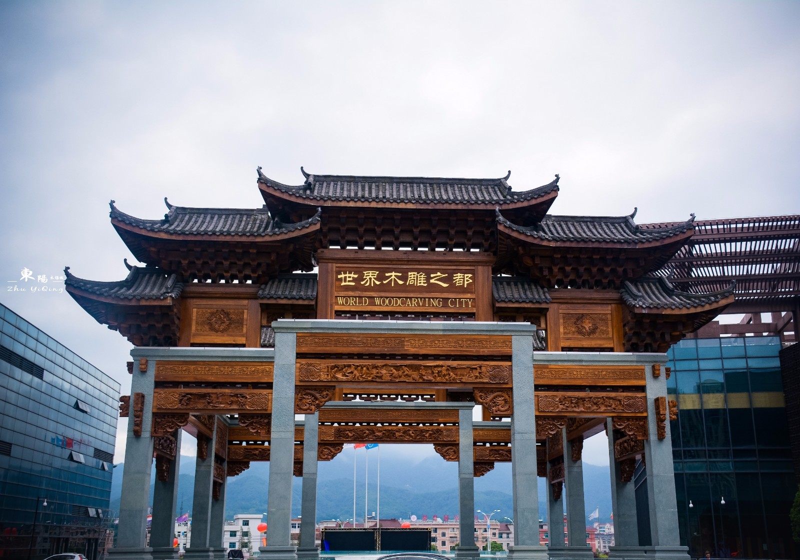 精于雕刻,图案优美,结构精巧的东阳木雕,又被称之"雕花之乡东阳地区"