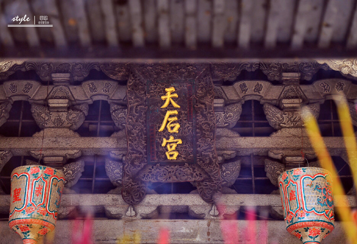 她从小习水性,识潮音,还会看星象;长大后"窥井得符",能"化木附舟"