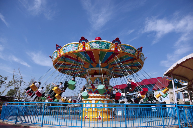 宠物剧场: 性情凶猛的公鸡相互撕咬,用距劈击对手,场面激烈;白胖胖的