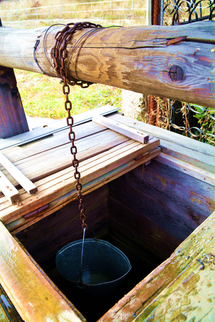 一路上看见有几处老式的水井,而且有人正在打水.