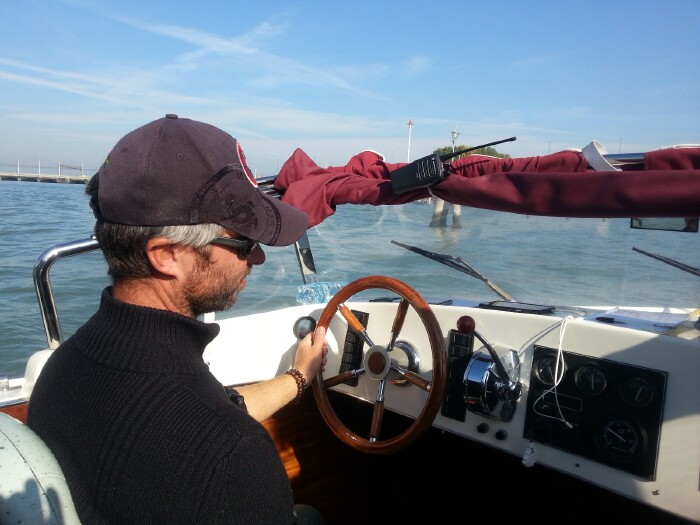 我们游艇的驾驶员,一个意大利的美男子