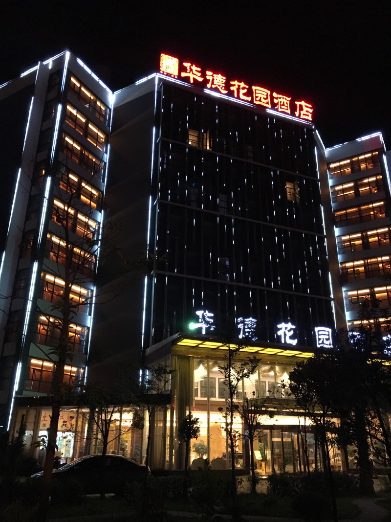 到了昆明,然后等到了地接团队在机场集结后,用 7座商务车送回了酒店