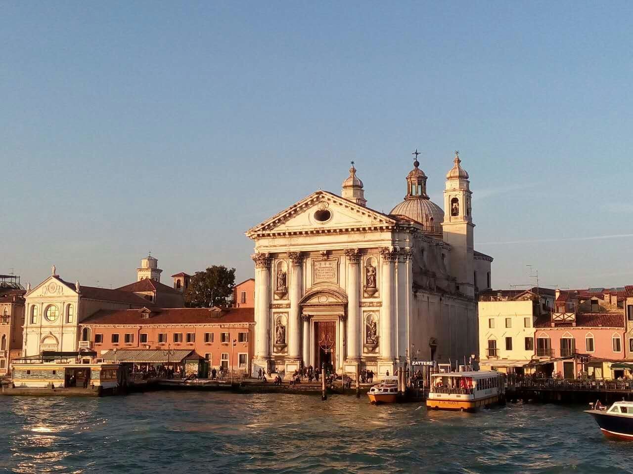 沿天然水道自圣马可教堂至圣基亚拉教堂呈反s型,把该市分为两部分.