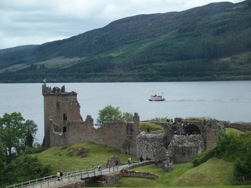 此堡是苏格兰占地面积最大的城堡之一.(f)是最高的塔楼,曾经有五层.