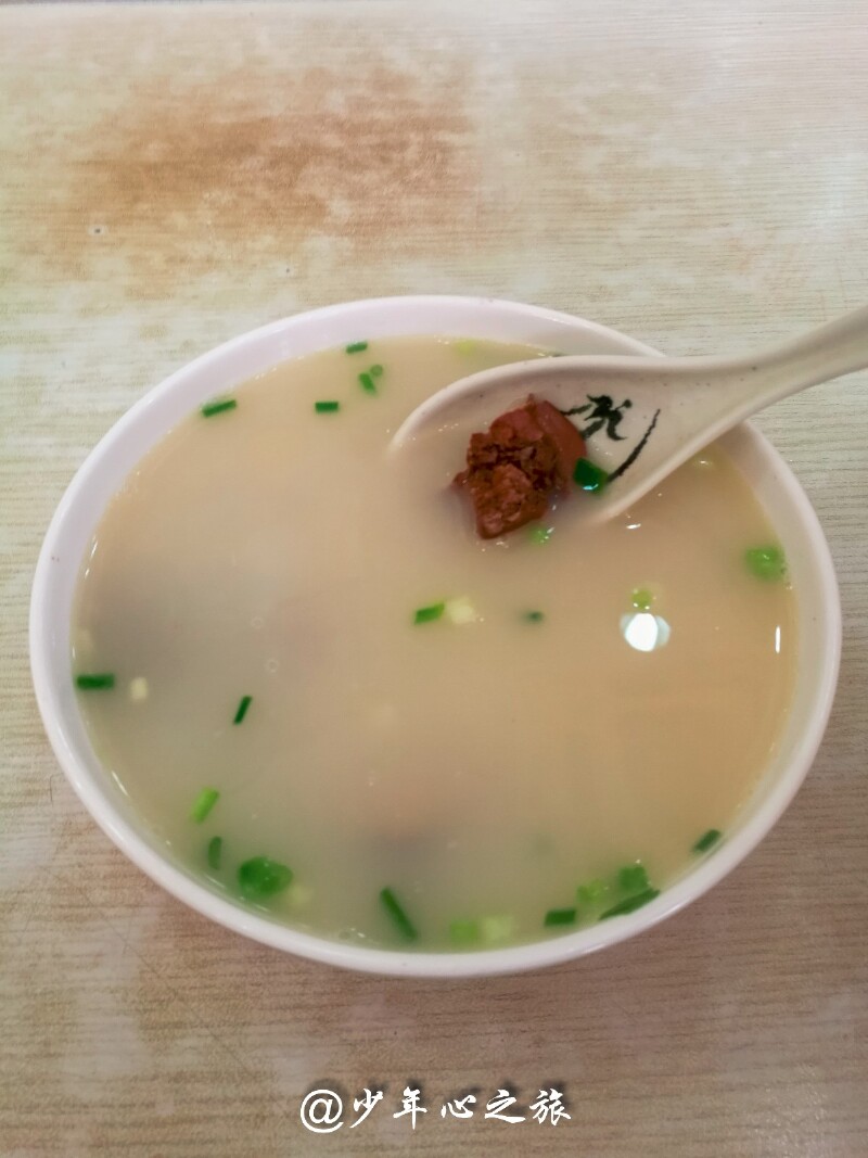 早餐,南翔小笼(9元一笼) 鸭肝汤(6元一碗)