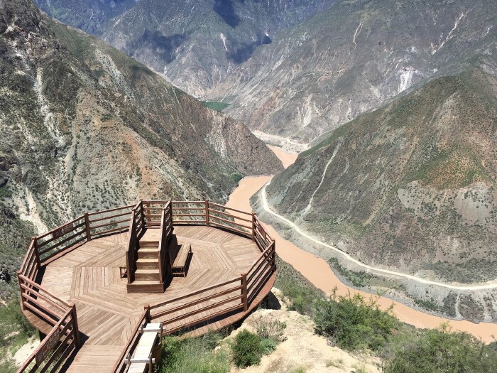 有专门为游客拍照准备的观景台