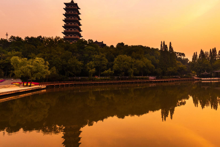 <瘦西湖-大明寺-东关街-汉陵苑1日游>主城区免费上门接，专车专导，纯玩0购物，赠美食街代金券自由品尝淮扬美食一车到底领略扬州风光