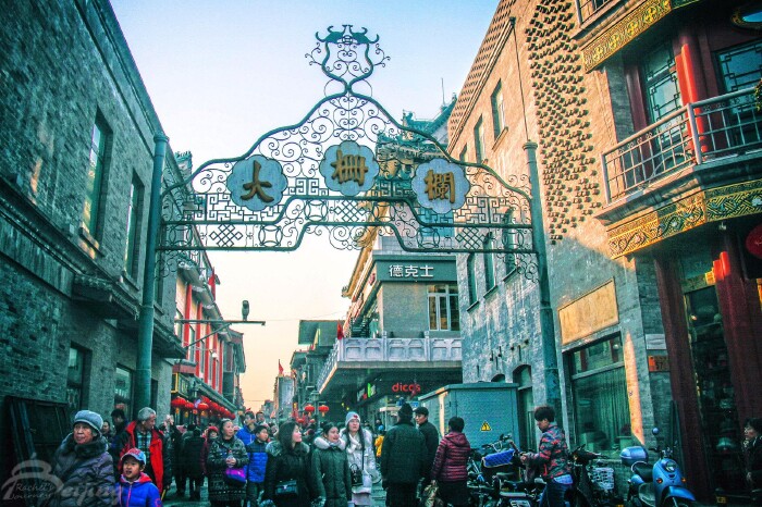 大栅栏商业街东起前门大街,西抵煤市街.