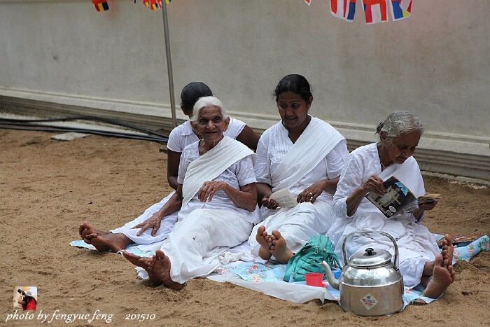 女信徒虔诚祷告后的小休憩