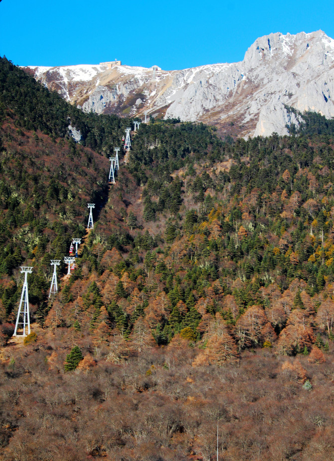 石卡雪山是迪庆州目前唯一开通了登山索道的景区,索道分两段,第一段从