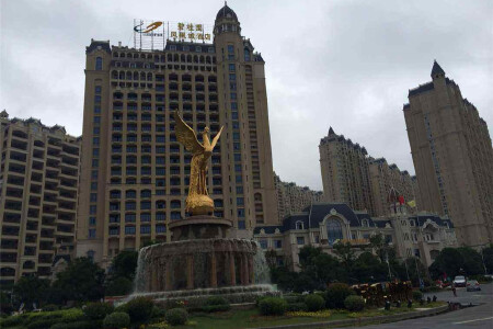   句容碧桂园凤凰城酒店位于南京