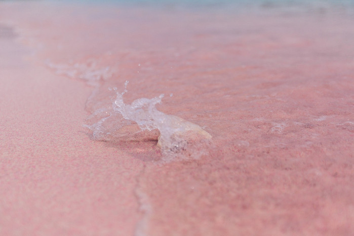 粉色沙滩是因为里面会有一些粉色的小颗粒,所以让整片沙滩都呈现处一