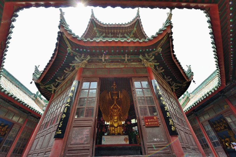 其垂脊挑角处皆饰以琉璃狮,而且下悬铃锋,风吹铃响,如奏编钟,十分悦耳