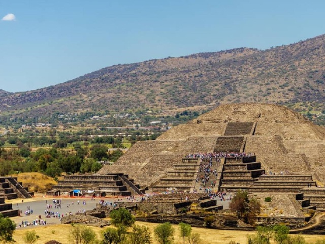 特奥蒂瓦坎日月金字塔