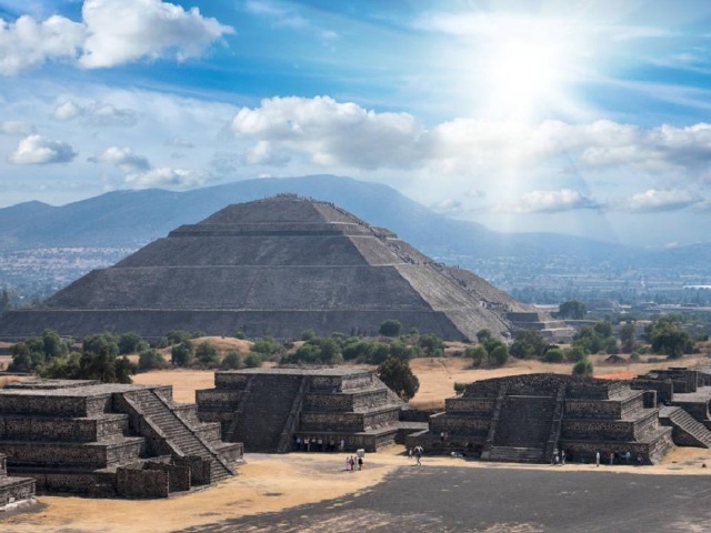 特奥蒂瓦坎日月金字塔