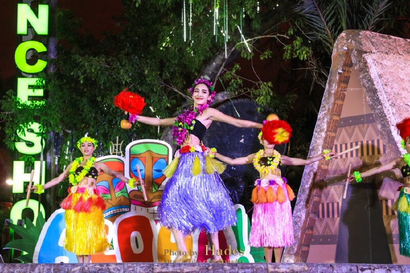 心情还沉浸在三亚千古情中难以自拔,景区里的草裙舞