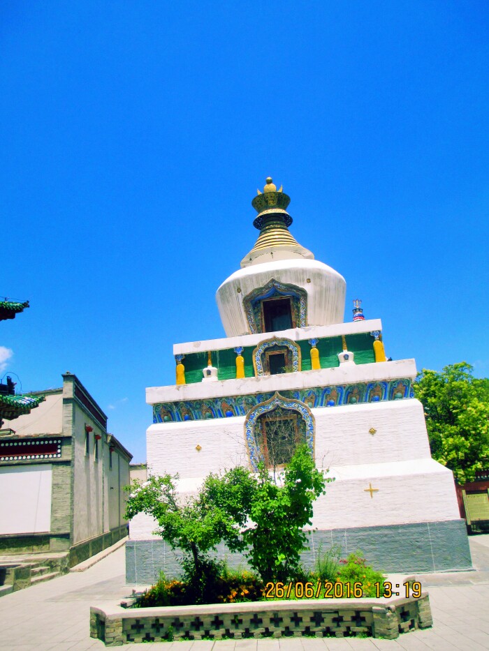 塔尔寺远景    寺内有专职导游讲解,一路跟着导游,进寺院,入经堂,怀着