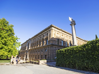 卡洛斯五世宫殿