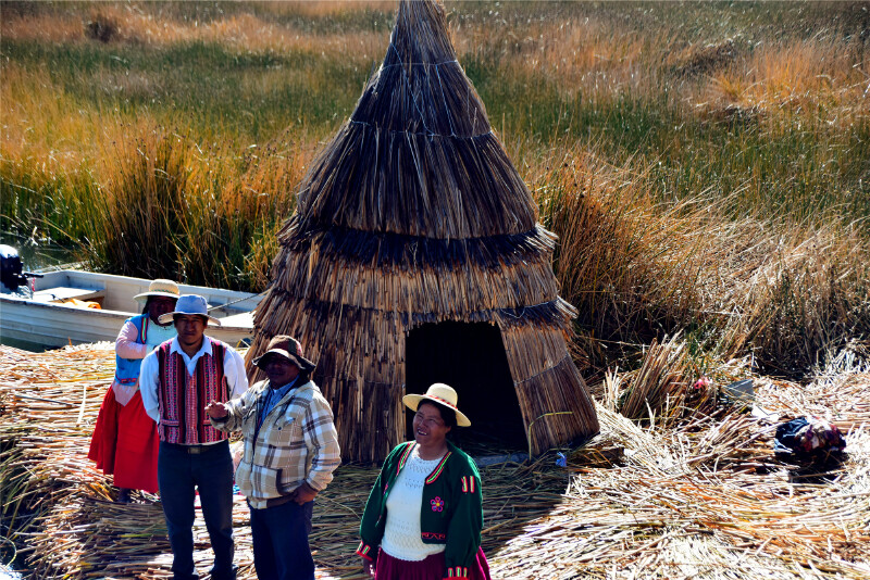 岛上的乌鲁斯人非常热情好客,他们见有游艇过来,都会穿着颜色鲜艳的