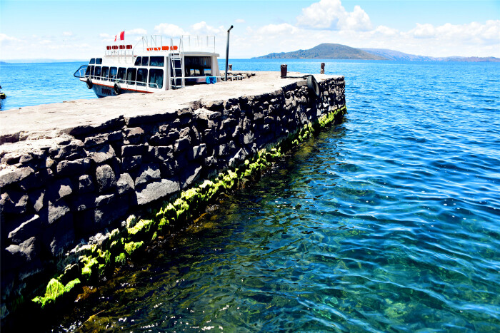 塔丘勒岛的简易码头.湖水清澈见底.