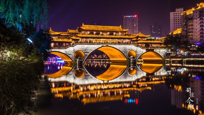 安顺廊桥还有周边的建筑在水面折射出美丽的倒影,与宁静的自然相映衬