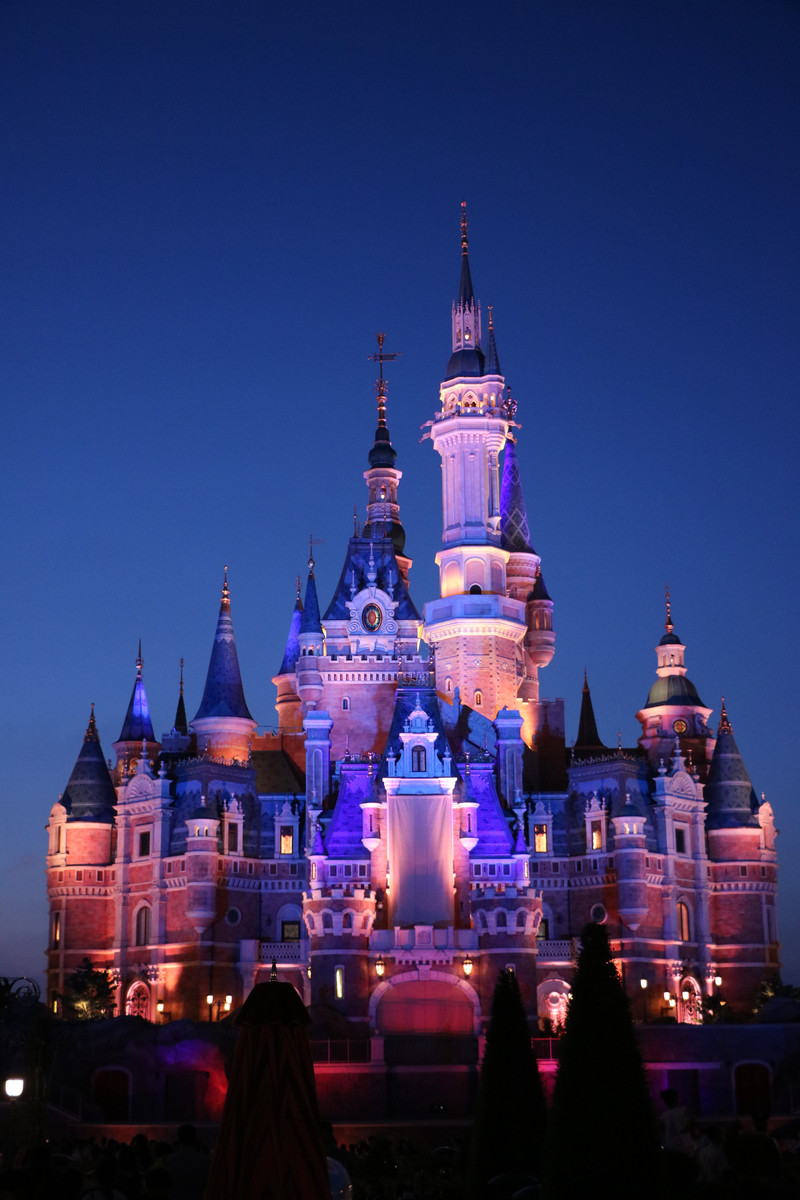 夜光幻影秀确实不错啊,城堡上一首首的迪士尼经典主题曲由米奇带出来