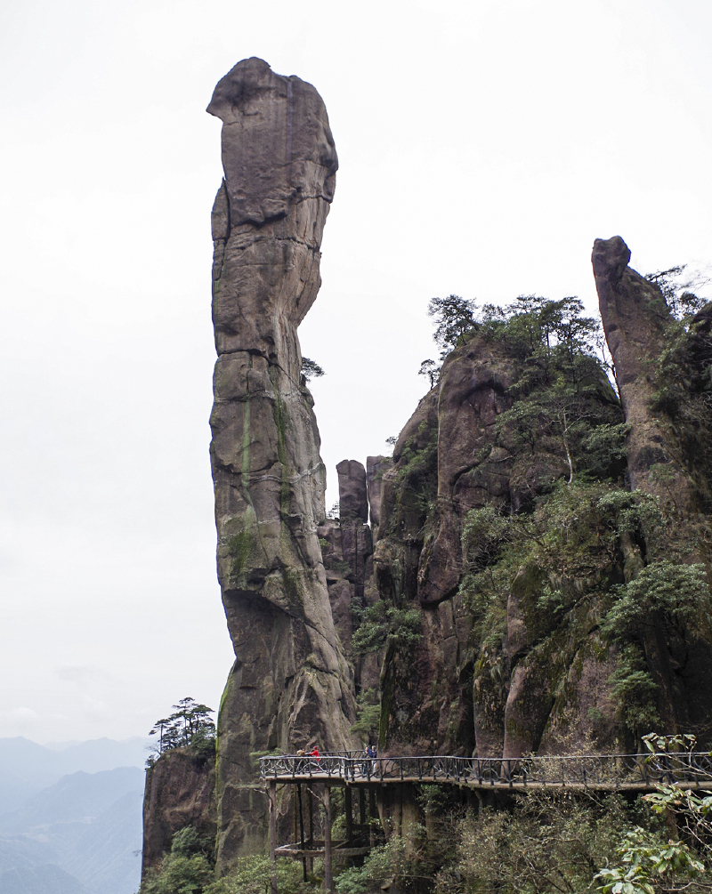 双剑峰位于九天锦屏峰西北.