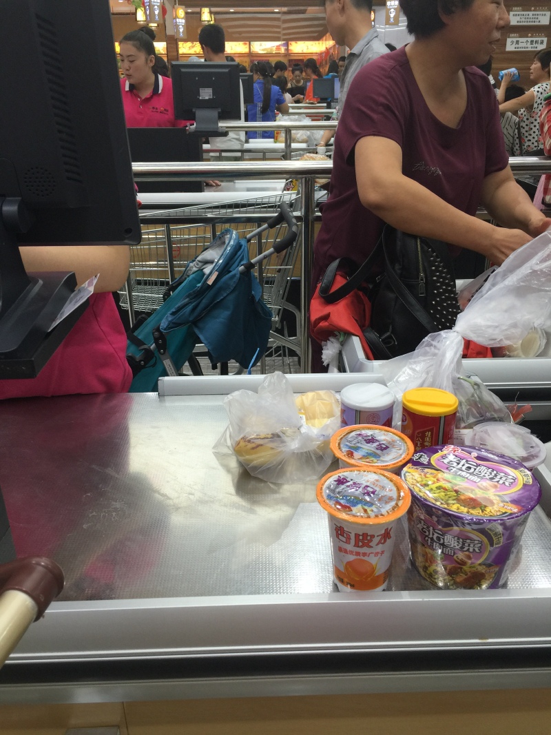 晚上9点多的超市,人潮涌动