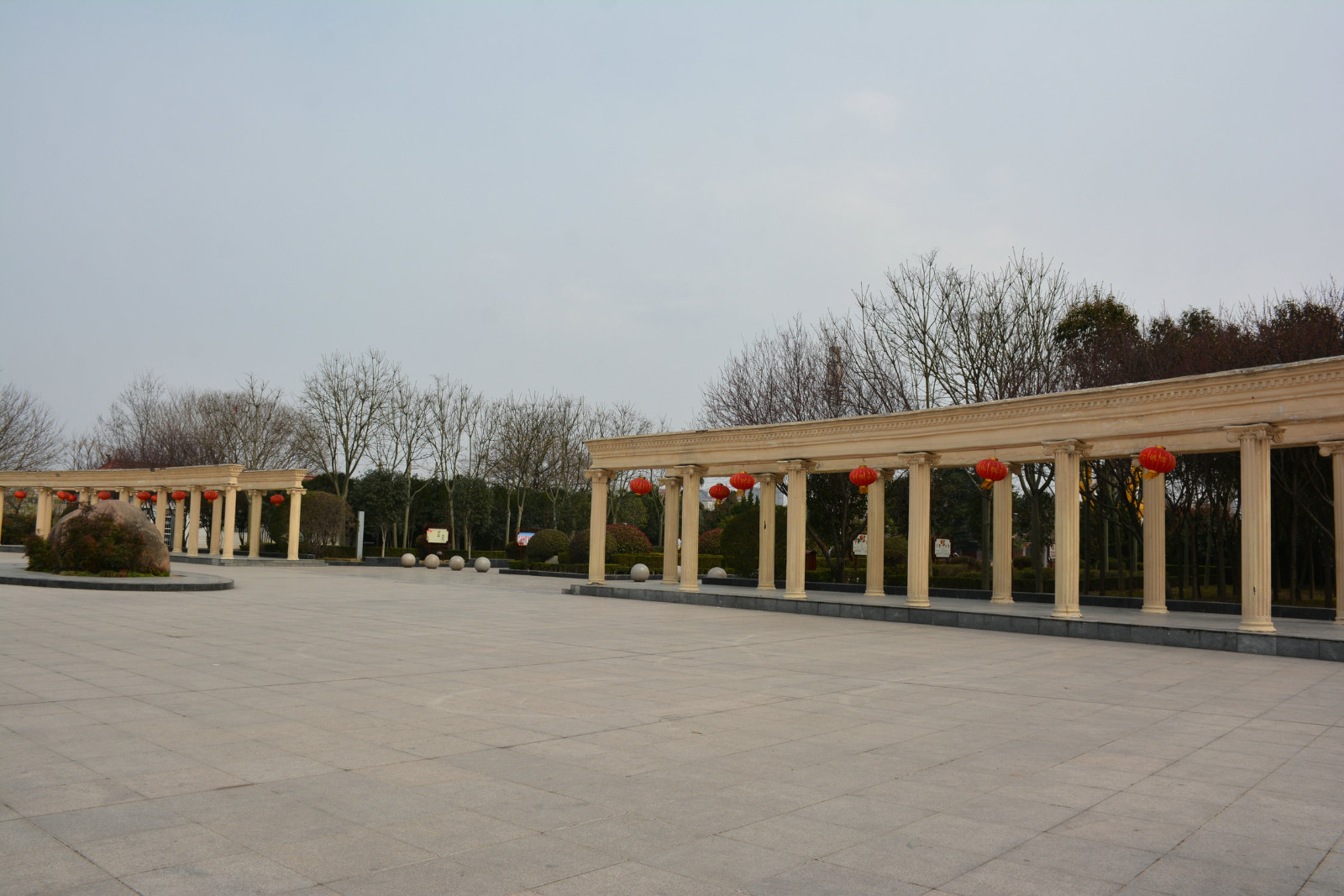 探春#【河南信阳一日游】阳春三月,带着雪姑娘春游天伦广场