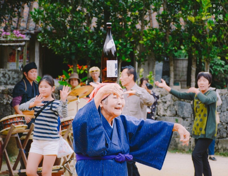 可以身着琉球服装在这片古韵气息下拍照留念,做一回地地道道的冲绳人