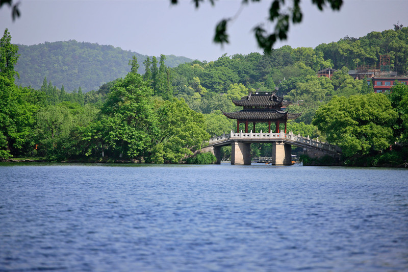 西湖有十景(南宋):蘇堤春曉,麴院風荷,平湖秋月,斷橋殘雪,花港觀魚