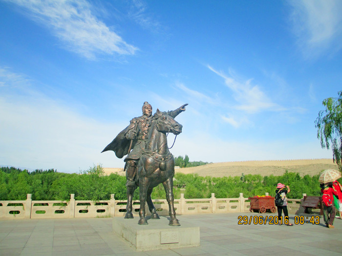 嘉峪关广场骑马雕塑图片