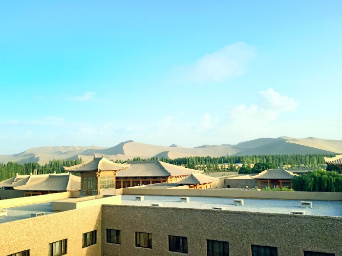 登上敦煌山庄楼顶——"摘星阁","鸣沙山"风景尽显眼底.
