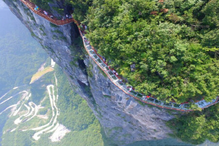<湘西凤凰古城直通车自助3日游>烟雨沱江，赏民俗晚会，观人类工程奇迹，可升级临江住宿