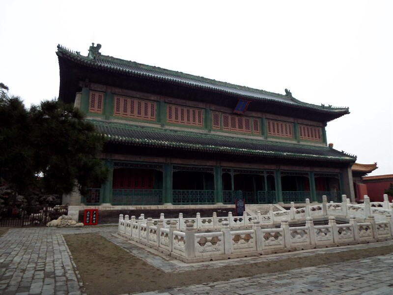 主敬殿后,跨过一座架在方池上的小石桥,即是两层重檐歇山顶黑色琉璃瓦